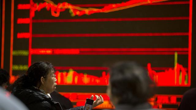 Les investisseurs sont restés rivés sur l'évolution du marché en Chine. [AP Photo/Mark Schiefelbein]