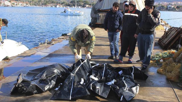 Les dépouilles de migrants noyés, dans un port près d'Izmir en Turquie. [Turkey Out]