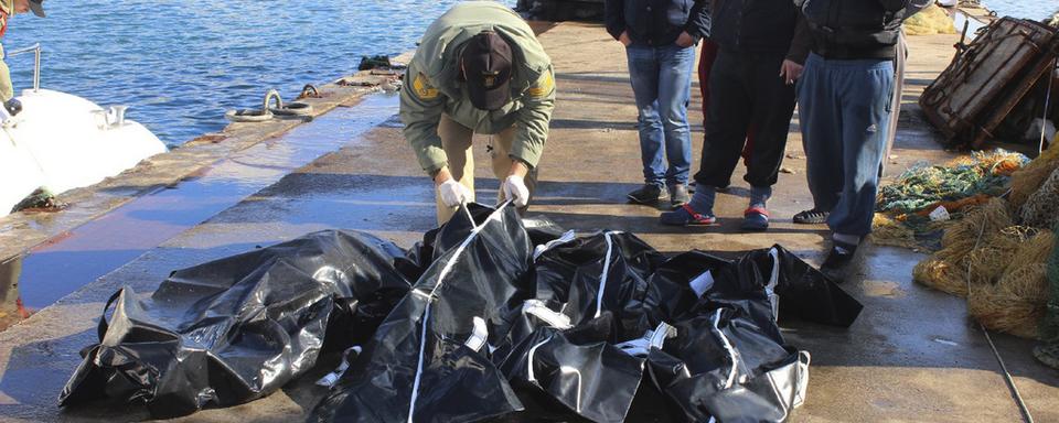 Les dépouilles de migrants noyés, dans un port près d'Izmir en Turquie. [Turkey Out]