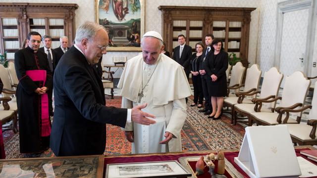 Johann Schneider-Ammann a offert une crèche au souverain pontife. [Ti-Press/Gabriele Putzu]