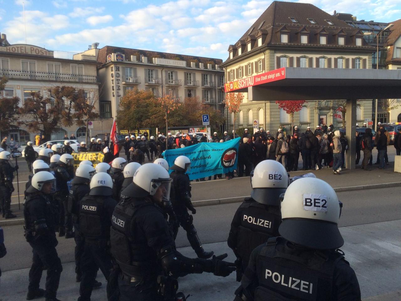 Des jeunes d'extrême gauche rassemblés à Rapperswil. [SRF]