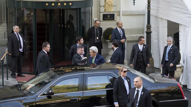 Le Secrétaire d'Etat américain John Kerry en train d'arriver à l'hôtel Beau-Rivage, à Lausanne, où il a rencontré son homologue russe Sergueï Lavrov. [Jean-Christophe Bott]