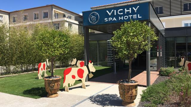 L'entrée de l'hôtel aux quatre étoiles Vichy Spa a été décoré pour la venue des Suisses. [Photo SRF]