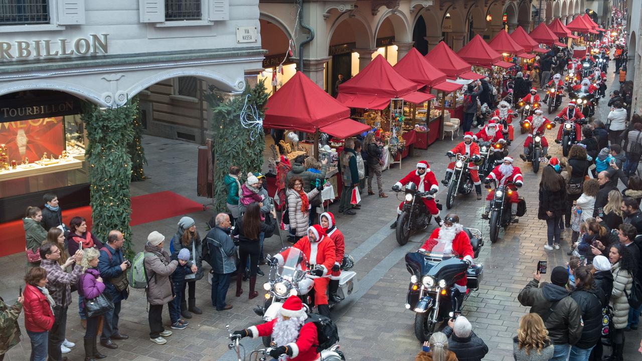 Une parade de St-Nicolas dans les rues de Lugano. [keystone - Ti-Press/Benedetto Galli)]
