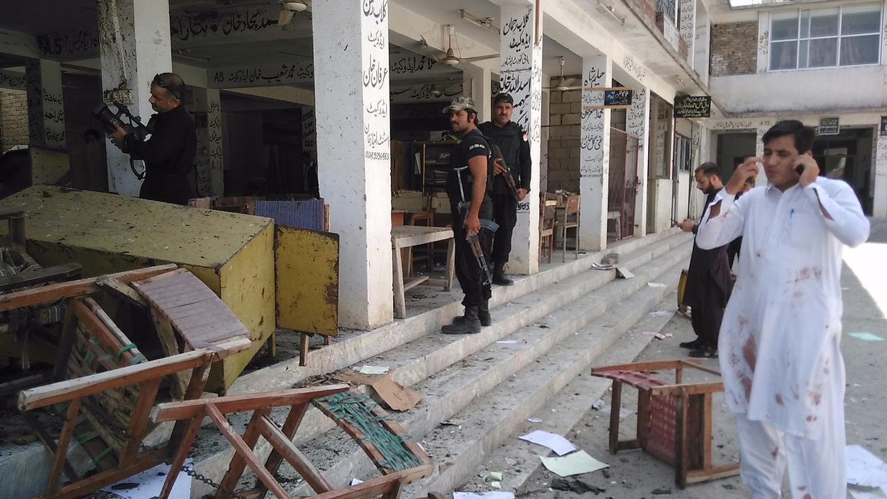 Des policiers inspectent les lieux de l'attaque, survenu vendredi. [AFP - A. Majeed]
