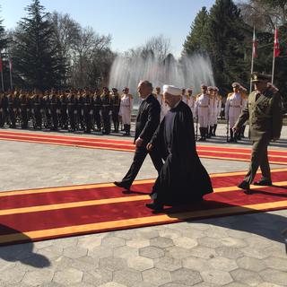 Johann Schneider-Ammann a été reçu avec les honneurs militaires par le président iranien Hassan Rohani à Téhéran. [RTS - Pietro Bugnon]