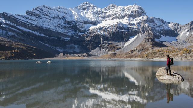 Un promeneur au lac de Salanfe en Valais le 27 octobre dernier. [Keystone - Anthony Anex]