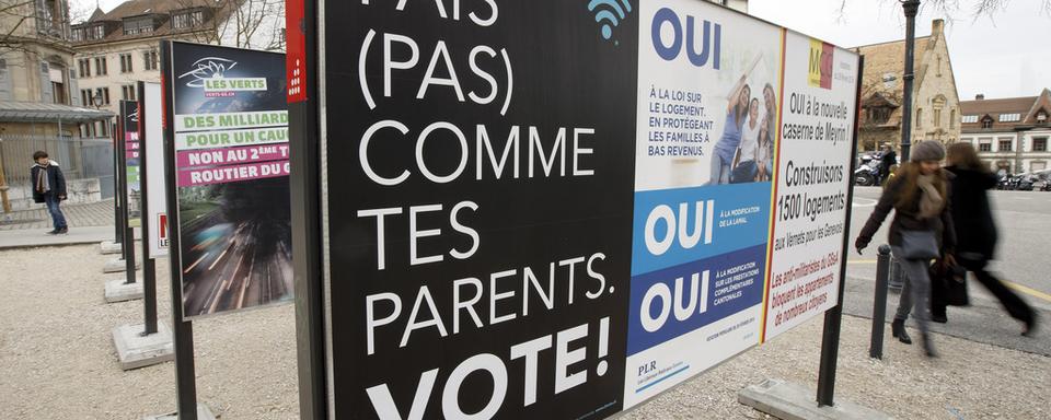 A Genève, le Conseil d'Etat a financé des affiches pour inciter les jeunes à voter. [Salvatore Di Nolfi]