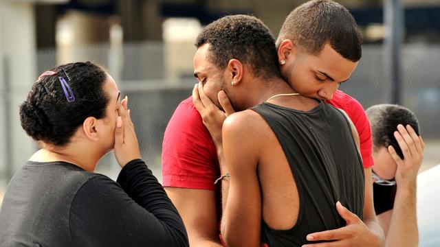 Des proches de victimes rassemblés à Orlando. [Reuters - Steve Nesius]
