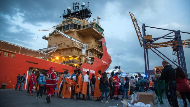 Des migrants débarqués sur le port de Palerme en Sicile, le 13 avril 2016. [Antonio Melita]