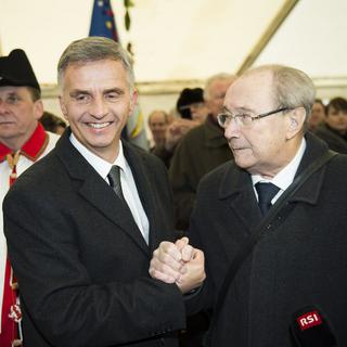 Didier Burkhalter en compagnie de Pierre Aubert, en décembre 2013. [Keystone - Jean-Christophe Bott]
