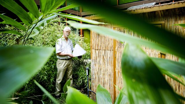 Willem Takken, professeur à l'université néerlandaise de Wageningen, pose avec la trappe testée au Kenya. [Robin van Lonkhuijsen]