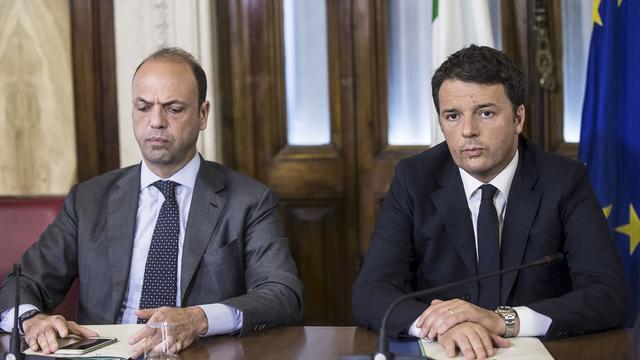 Les mesures anti-migrants que l'Autriche veut mettre en place provoquent la colère du ministre italien de l'Intérieur Angelino Alfano (à gauche) [ANGELO CARCONI]