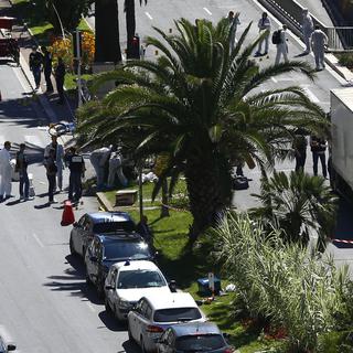Enquêteurs déployés autour du camion sur la promenade à Nice. [Francois Mori]