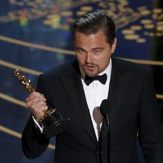 Leonardo DiCaprio reçoit l'Oscar du meilleur acteur pour son rôle dans le film "The Revenant". [Reuters - Mario Anzuoni]