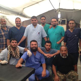 Des médecins de divers horizons réunis pour soigner ceux qui se battent contre L'Etat islamique. [RTSinfo - Maurine Mercier]