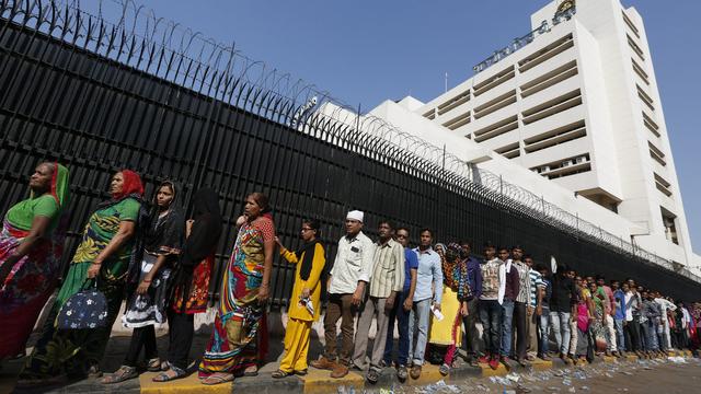 Des Indiens font la queue devant la Reserve Bank of India à Ahmadabad, le 13 novembre 2016. [Ajit Solanki]