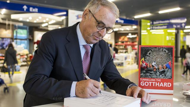 L'ancien conseiller fédéral Adolf Ogi lors du vernissage du livre "Tunnelling the Gotthard", a deux semaines de l'inauguration officielle. [Alexandra Wey]