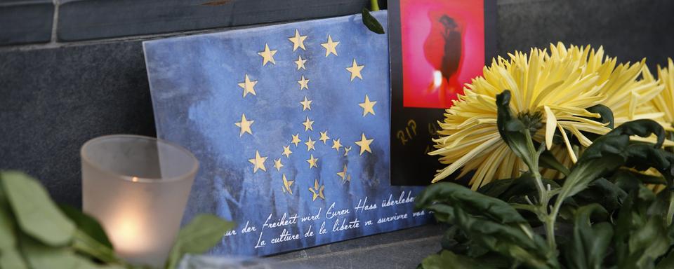 Les hommages, souvent avec un message pacifique, fleurissent aux quatre coins de la ville de Bruxelles. [Fabrizio Bensch]