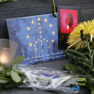 Les hommages, souvent avec un message pacifique, fleurissent aux quatre coins de la ville de Bruxelles. [Fabrizio Bensch]