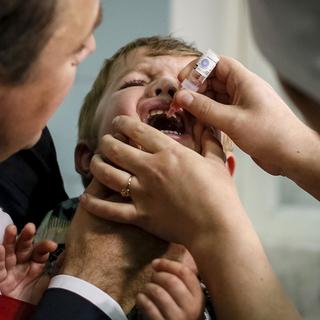 Vaccination contre la polio dans une clinique de Kiev. [Reuters - Gleb Garanich]