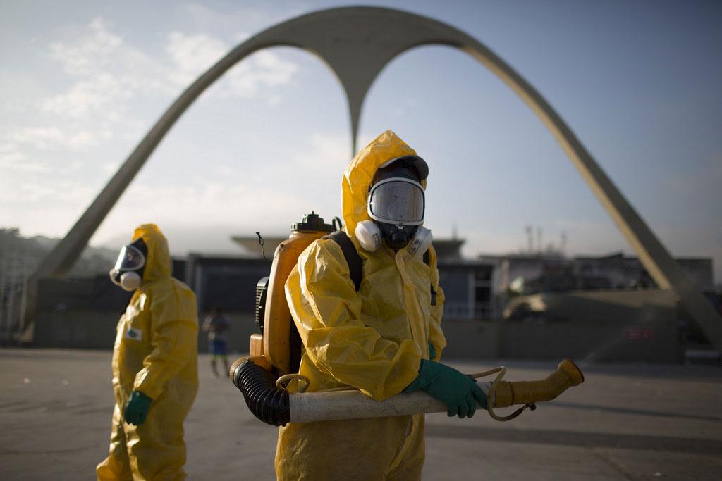 Pulvérisation d'insecticides au Sambodrome de Rio, lieu central du carnaval. [AP/Keystone - Leo Correa]