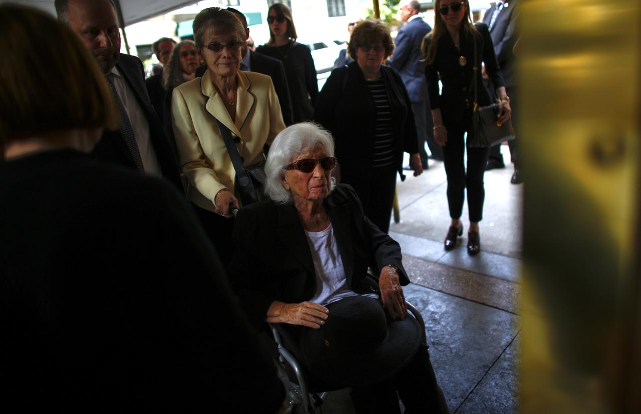 Marion Wiesel, femme du prix Nobel de la paix, arrive aux funérailles de son mari ce dimanche. [afp - Kena Betancur]