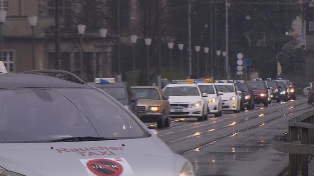 Les taxis ont défilé lundi à Berne contre Uber. [RTS]