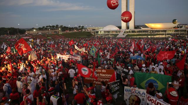 Les partisans de Dilma Rousseff se sont réunis à Brasilia le 31 mars 2016. [AP Photo / Keystone - Eraldo Peres]