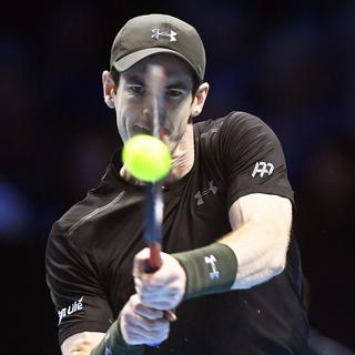 Mercredi 16 novembre: Andy Murray se cache derrière sa raquette au Masters de Londres. [afp - EPA/Will Oliver]