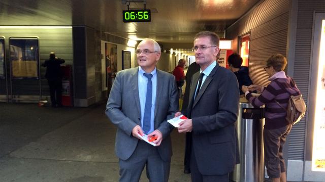 Les deux conseillers d'Etat bernois Pierre-Alain Schnegg et Christoph Neuhaus à la gare à Moutier. [RTS - Alain Arnaud]