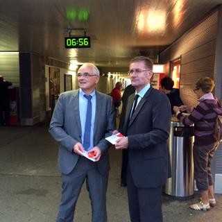 Les deux conseillers d'Etat bernois Pierre-Alain Schnegg et Christoph Neuhaus à la gare à Moutier. [RTS - Alain Arnaud]