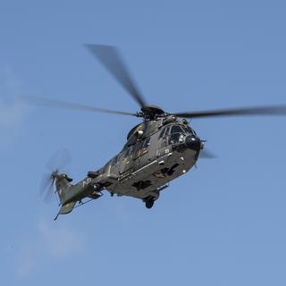 Un hélicoptère Super Puma de l'armée suisse en vol près de Gstaad le 24 juillet 2016. [Keystone - Peter Schneider]