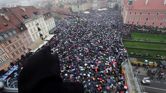 Malgré la pluie, la manifestation des femmes polonaises a rempli de nombreuses places à travers le pays. [Slawomir Kaminski]