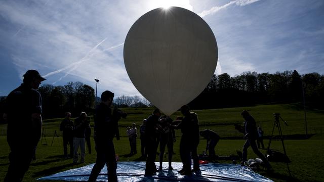 L'équipe de Raphaël Domjan gonfle un ballon équipé de deux cellules photovoltaïques. [Jean-Christophe Bott]