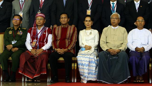 Les discussions ne font que commencer. Aung San Suu Kyi (au centre) a d'ores et déjà agendé une nouvelle rencontre dans six mois.