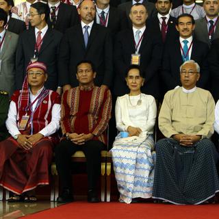 Les discussions ne font que commencer. Aung San Suu Kyi (au centre) a d'ores et déjà agendé une nouvelle rencontre dans six mois.