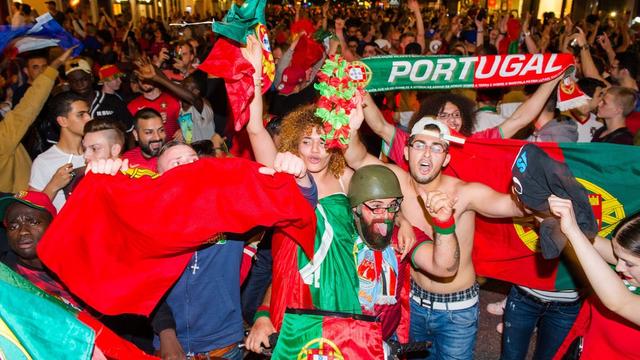 Partout en Europe, les Portugais ont fêté toute la nuit la victoire de leur équipe, comme ici à Hambourg. [EPA/Keystone - Daniel Bockwoldt]