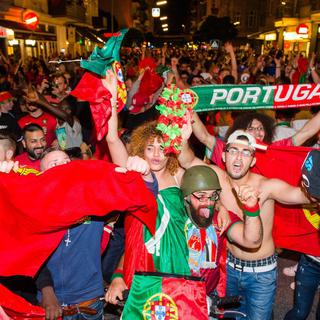 Partout en Europe, les Portugais ont fêté toute la nuit la victoire de leur équipe, comme ici à Hambourg. [EPA/Keystone - Daniel Bockwoldt]