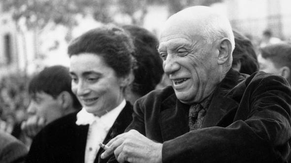 Picasso et son épouse Jacqueline (gauche) à Vallauris en 1961. [AP/Keystone]