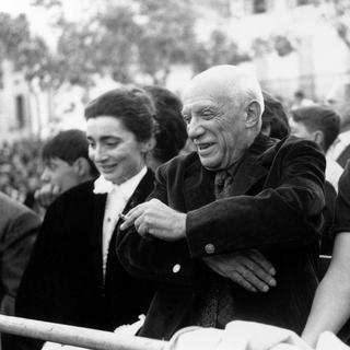 Picasso et son épouse Jacqueline (gauche) à Vallauris en 1961. [AP/Keystone]