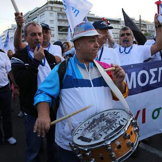 Les Grecs sont descendus dans la rue après les privatisations votées mardi au parlement. [EPA/Keystone - Orestis Panagiotou]