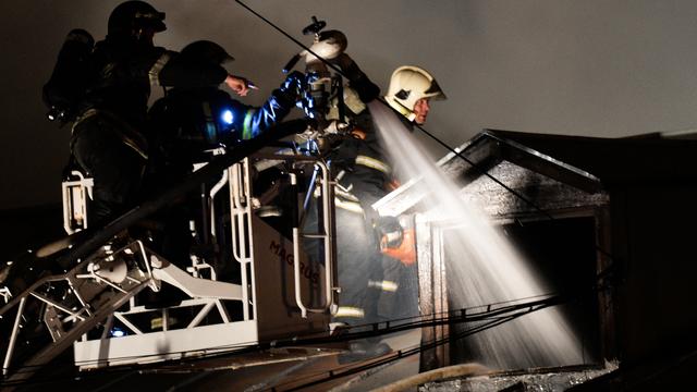 Les pompiers éteignent un incendie sur le toit d'une manufacture moscovite.