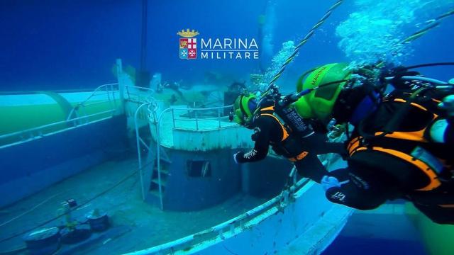 L'épave a été récupérée à quelque 370 mètres de profondeur. [EPA ITALIAN NAVY PRESS OFFICE]