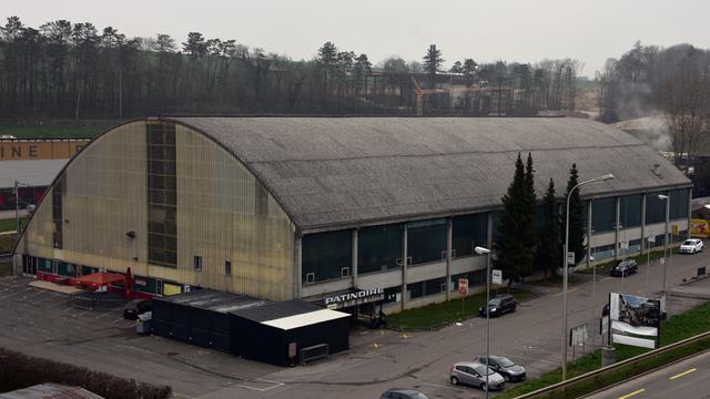 La patinoire de Porrentruy a un besoin urgent de rénovation. [RTS - Gaël Klein]