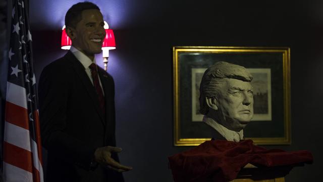 Le buste du président américain élu Donald Trump au côté de la silhouette en cire de l'actuel président Barack Obama au Musée de cire de Madrid, le 10 novembre 201 [Keystone - AP Photo/Francisco Seco]