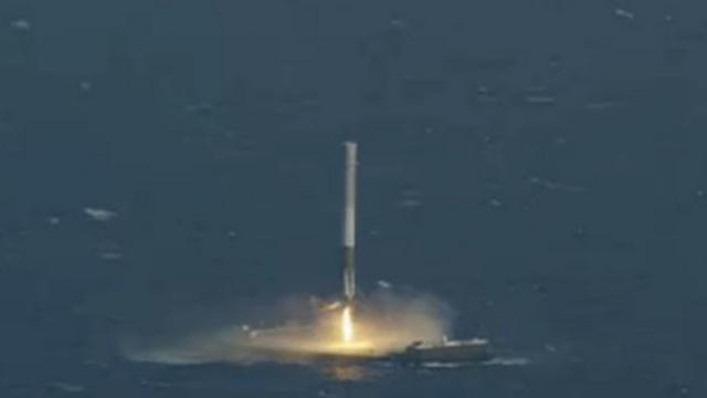 Le premier étage du lanceur a pu être posé en douceur sur une barge flottant dans l'océan Atlantique environ 10 minutes après le décollage. [SpaceX]