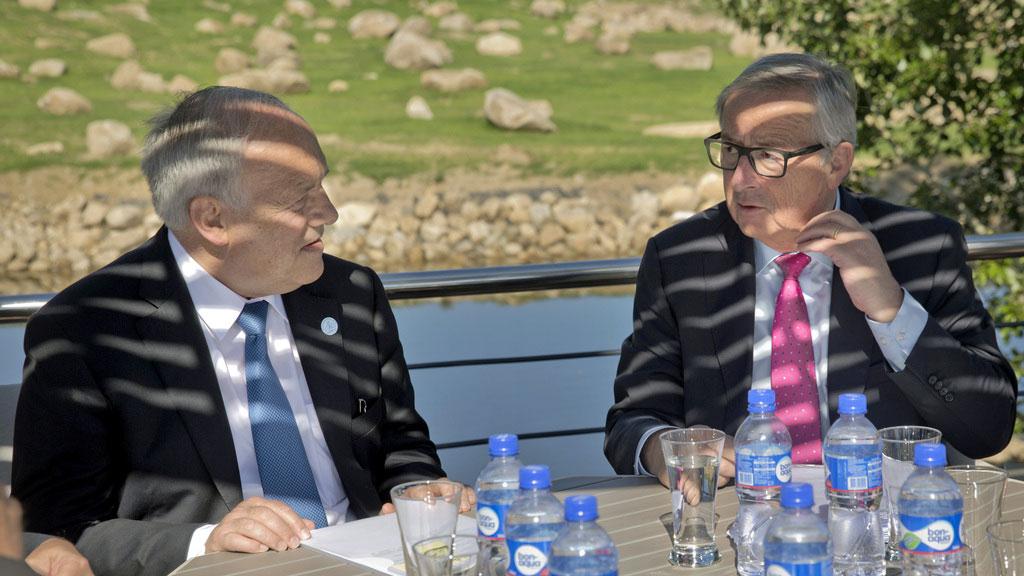 Jean-Claude Juncker et Johann Schneider-Ammann samedi 16.07.2016 à Oulan Bator. [AP/Keystone - Mark Schiefelbein]