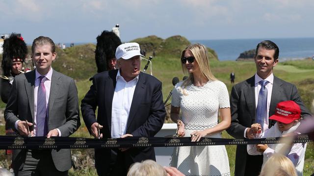 Donald Trump inaugure le golf controversé de Turnberry, en Ecosse. [EPA/Keystone - Nigel Roddis]