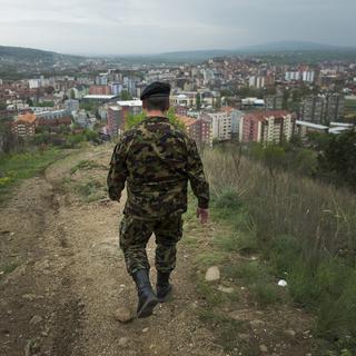 Le Conseil fédéral souhaite que la Swisscoy reste encore quelques temps au Kosovo. Ici à Mitrovica. [Jean-Christophe Bott]